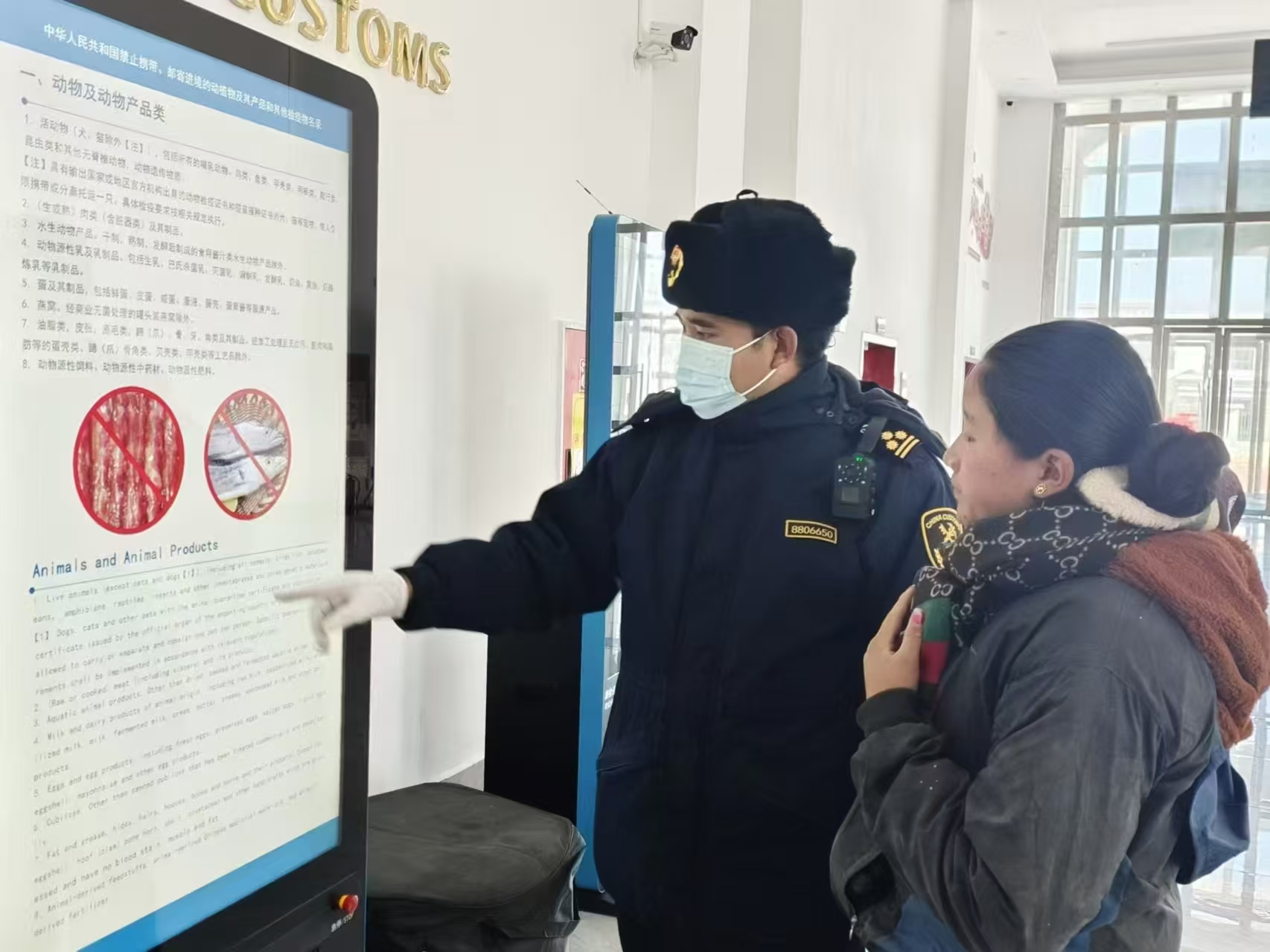 海關(guān)關(guān)員對(duì)入境邊民進(jìn)行禁止攜帶、郵寄進(jìn)境動(dòng)植物及其產(chǎn)品解讀。次旺久美攝