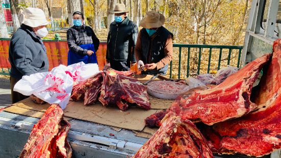 圖為市民正在買牛肉，本報記者 格桑倫珠攝(3737723)-20221201105107(1).jpg