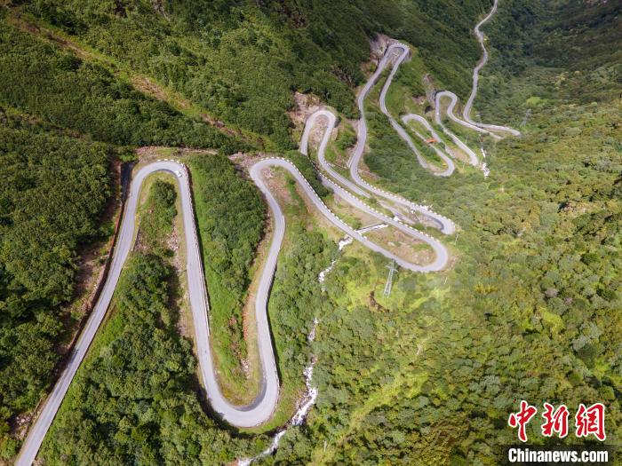 圖為西藏山南錯那縣的盤山公路，錯那縣被命名為全國“四好農(nóng)村路”示范縣?！〗w波 攝