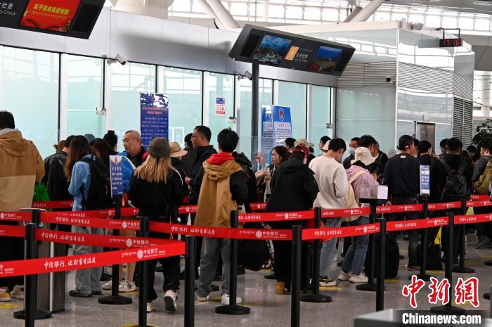 圖為“五一”期間，拉薩貢嘎機(jī)場旅客密集出行?！≡黝D珠 攝